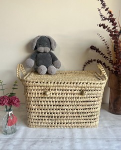 Panier en macramé carré fait à la main avec double poignée, solution de rangement personnalisable pour les jouets, la lessive, les accessoires et l'usage domestique, en provenance d'Inde - Product Image 4