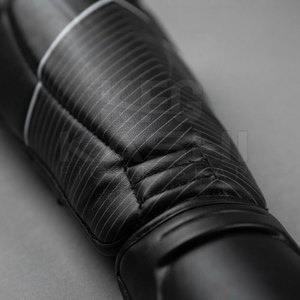Protège-tibias de kickboxing au design optimal avec ajustement réglable pour une utilisation en boxe, arts martiaux et entraînement sportif - Product Image 6