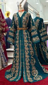 Takchita marocaine élégante brodée avec un motif floral doré, col en V, manches longues, kaftan long jusqu'au sol, robe de mariée pour femmes - Product Image 4