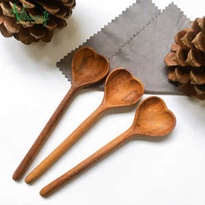 100% en bois, cuillère en forme de cœur, utilisée pour les repas quotidiens ou comme un cadeau significatif. Taille 12x3cm. Un cadeau significatif - Product Image 2