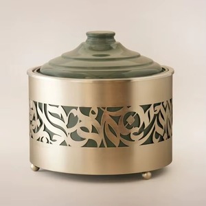 Cacerola árabe de metal color dorado con caligrafía árabe y tapa negra que ofrece una conductividad térmica excepcional. - Product Image 6