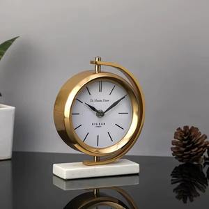 Horloge de table en métal à piles, qualité assurée, base en marbre, design moderne classique, aspect élégant pour les intérieurs minimalistes - Product Image 2