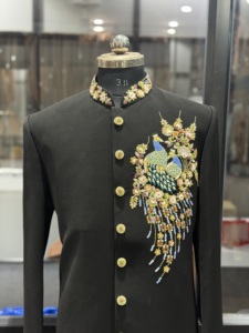 Lujoso Sherwani Indo-Occidental Negro para Hombre, Bordado a Mano con Motivos de Pavo Real, para Novios, Traje Bandhgala para Boda - Product Image 5