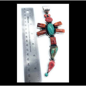 Colgante de Libélula de Coral Hecho a Mano por B. Sam Navajo con Piedras Multicolores y Bisel de Plata de Ley con Técnica de Incrustación Experta - Product Image 2