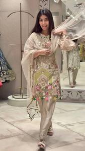 Hilos de Bordado Chinnon Pesados con Lentejuelas y Espejo Real para Salwar Kameez - Diseño de Encaje Elegante de Secado Rápido para Fiestas de Mujeres - Product Image 4