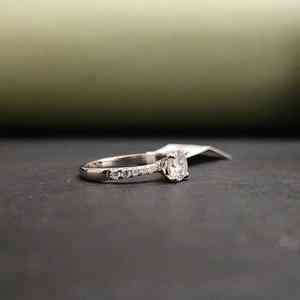 Bague Solitaire en Moissanite Créée en Laboratoire, Plaqué Or 14 carats, Acier Inoxydable, Certifiée IGI – Cadeau Tendance pour Mariage et Fiançailles - Product Image 4