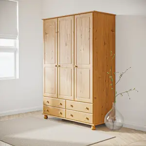 Liana трехдверный шкаф с выдвижными ящиками из массива дерева и блестящей коричневой отделкой.