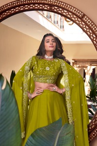 Lehenga Choli de Seda y Georgette con Bordado de Lentejuelas para Bodas, Fabricante de Moda Femenina de Surat a la Tarifa Más Baja - Product Image 4