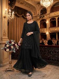 Ensemble prêt-à-porter entièrement cousu : haut en georgette avec broderie et perles, pantalon palazzo et dupatta. - Product Image 1