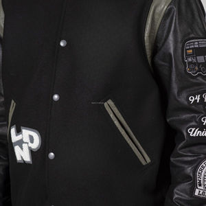 Veste universitaire unisexe à capuche en laine avec manches en cuir végétalien, broderie graphique sur le devant, patchwork, style Letterman urbain - Product Image 5