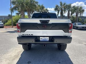 Big White 2024 Nissan Titan 2017 Crew Cab 4WD (seminuevo-Excelente estado) con paquete de utilidad de arranque remoto - Product Image 4