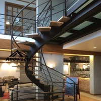 Rampe d'escalier moderne en bois massif et verre courbé avec garde-corps et marches pour usage intérieur