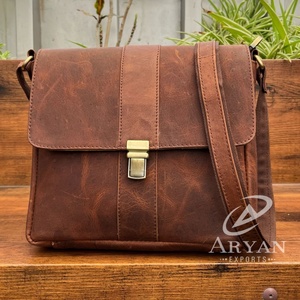 Venta al por mayor de fábrica, bolso de hombro Vintage de cuero de grano completo para hombre, bolsos de mensajero cruzados informales de cuero de vaca genuino de alta calidad - Product Image 1