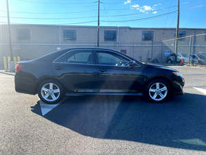 Toyota Camry SE Sport édition limitée 2012 / Disponible à la vente avec faible kilométrage, moteur essence, véhicule d'occasion en excellent état, sans accident. - Product Image 4