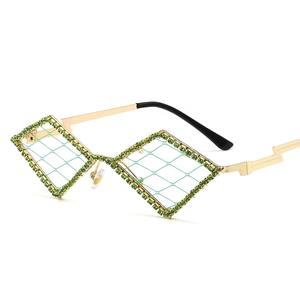 เลนส์แก้วให้ความเงางามระดับพรีเมียมที่ช่วยยกระดับลุคของคุณทันที กรอบโลหะให้ความสมดุลที่สมบูรณ์แบบ แว่นตาที่น่าทึ่ง - Product Image 2