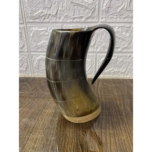 Tasse en corne faite à la main Tasse à boire en matériau naturel unique avec base en bois pour bar à la maison ou à l'extérieur disponible au meilleur prix - Product Image 6