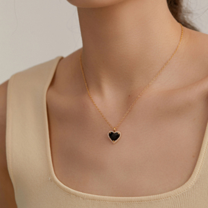 Classica Collana con Ciondolo a Cuore Nero in Pietra Naturale, Placcata in Oro 18K, in Acciaio Inossidabile Anti-ossidazione - Product Image 1