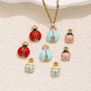 จี้แมลงเต่าทองเคลือบเงา |   จี้รูปแมลงเต่าทองหลากสี ชุบทอง 18K PVD บนสแตนเลสสตีล กันน้ำ ป้องกันการแพ้ ไม่หมองคล้ำ - Product Image 3