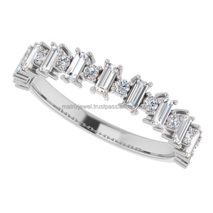 Elegante arreglo en zigzag de baguette y diamante de moissanita VVS de corte redondo incrustado sobre anillo de banda de plata sólida 925 Eternity - Product Image 5