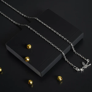 Colgante de pájaro de acero inoxidable de moda con baño de oro, diamantes y perlas como piedras principales, alas de aleación y cadena de eslabones para regalos budistas - Product Image 1