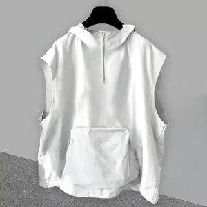 เสื้อกล้ามออกกำลังกายวิ่งผู้ชายสีดำและสีขาวคลาสสิกพร้อมตัวเลือกที่หลากหลายสำหรับไหล่แคบและกว้าง - Product Image 1