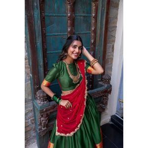 Designer Zari Weaving Work Lehenga Set | avec Dupatta | Vêtements ethniques indiens pour un usage nuptial et festif - Product Image 5