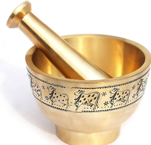 Mortero y pilón de latón vintage con patrón tallado detallado y soporte. Artículo coleccionable, disponible a precios de mayoreo. - Product Image 2