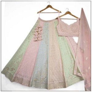 Elegante Lehenga Choli de Novia con Bordado y Lentejuelas, Perfecto para Bodas y Celebraciones Tradicionales - Product Image 4