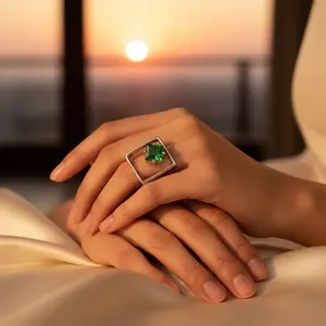 Bague pour femme en argent 925, coupe émeraude carrée, bijoux géométriques Art Déco avec placage rhodium, incrustation de zircon et motif amoureux - Product Image 3