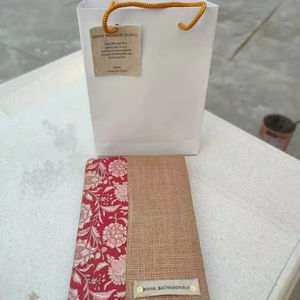 Sac cadeau en papier personnalisé en gros avec étiquette comprenant une toile de jute personnalisée et un cahier en tissu floral - Product Image 1