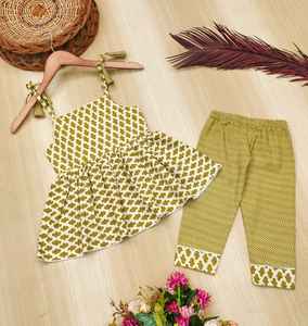 Ensemble de fête ethnique traditionnel respirant pour enfants Shoryam Fashion |   Ensemble 2 pièces pour fille : Kurti sans manches à imprimé numérique et pantalon peplum, tenue de jeu - Product Image 1