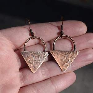 Pendientes de cobre de arte tribal de gran venta para mujer con acabado antiguo rústico y detalles artesanales de primera calidad - Product Image 6