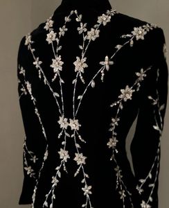 DISEÑADOR ELEGANTE PESADO CON ESTILO BORDADO EN CHAQUETA LARGA NEGRA CON CUENTAS DE CRISTAL EMBELLECEDADAS, PIEDRA, PERLAS, TRABAJO DE DABKA @ 2024 - Product Image 2