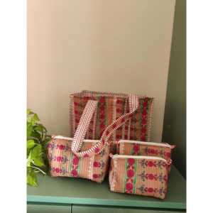 Ensemble de sacs fourre-tout bohèmes Indie Floral avec design à panneaux, fermeture éclair brodée, doublure en coton - Ensemble de 3 pièces avec trousses de toilette - Product Image 1