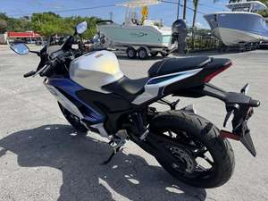 Motocicletas Yamaha YZF-R3 Supersport Nuevas, Auténticas, con 3 Años de Garantía, Origen Estadounidense - Product Image 4