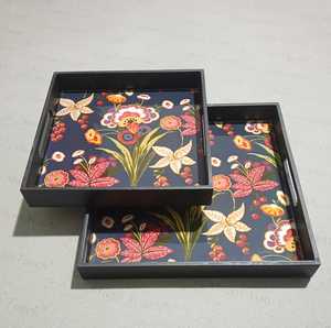 Ensemble de plateaux en bois artisanal avec impression en émail brillant et détails en feuille d'or, parfait pour les tables à café et les collations. - Product Image 4