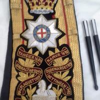 Ceci est une écharpe de trompetteur de la Coldstream Guards, brodée à la main.