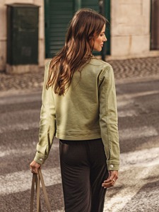 แจ็คเก็ตยีนส์ทรงหลวมสำหรับผู้หญิง พรีเมียม สำหรับฤดูใบไม้ร่วงและฤดูหนาว เป็นมิตรกับสิ่งแวดล้อม ติดกระดุมด้านหน้า สไตล์ลำลองทันสมัย ผลิตจากโพลีเอสเตอร์/คอตตอน - Product Image 3