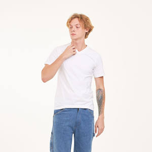 Camiseta básica informal con cuello en V para hombre OEM con patrón 100% poliéster Jersey tela manga corta anticontracción hecha en Tailandia - Product Image 6