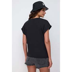 T-shirt décontracté à manches courtes et col en V, 100% coton, tissu doux avec détail de manches retroussées - Product Image 5