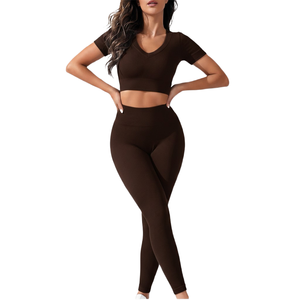 Conjunto de yoga de dos piezas para mujer, de marca privada, de secado rápido, sin costuras, para gimnasio, fitness y entrenamiento, con leggings y top. - Product Image 4