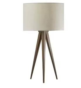 Lampe de table design en métal pour intérieurs de luxe Lampe de chevet élégante pour une ambiance élégante - Product Image 4