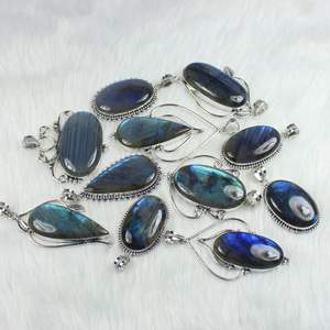 Pendentif en pierre précieuse Labradorite bleue naturelle Collier de créateur Bijoux Pendentif plaqué argent Collier en Labradorite bleue pour filles - Product Image 3