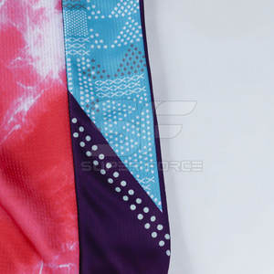 Traje de baloncesto de alto rendimiento Material absorbente de humedad Uniforme de equipo de baloncesto elegante con logotipo y número personalizados - Product Image 3