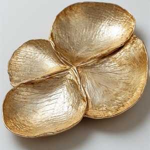 Serveur de fruits secs en aluminium de qualité supérieure avec trois bols en forme de feuille liés en finition dorée conçus pour un dîner élégant - Product Image 1