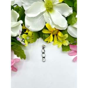 Colgante Navajo Hecho a Mano en Plata de Ley con Incrustaciones de Bisonte Blanco - Product Image 1