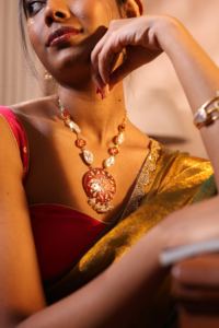 Conjunto de Collar y Aretes de Latón con Perlas de Imitación y Esmalte Rojo Hechos a Mano para Mujer, Estilo Étnico, para Bodas y Fiestas - Product Image 4