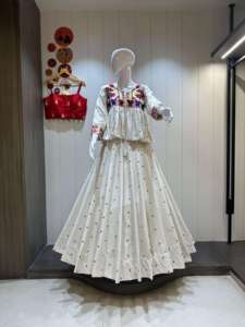 Conjunto de Chaniya Choli Étnico Blanco para Mujer, Algodón Khadi Puro, Absorbente de Humedad, con Bordado Butti, Traje Tradicional para Navratri, Laxmi - Product Image 2