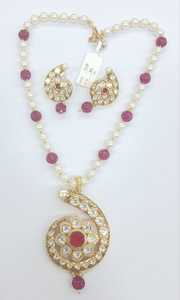 Collier élégant à pendentif Kundan avec pierres vertes et boucles d'oreilles assorties Idéal pour les festivals, les mariages et les fonctions spéciales - Product Image 4