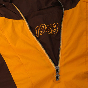 Chaqueta Cortavientos Personalizada Iota Phi Beta con Media Cremallera, Impermeable, para Senderismo, Color Marrón y Dorado - Product Image 4